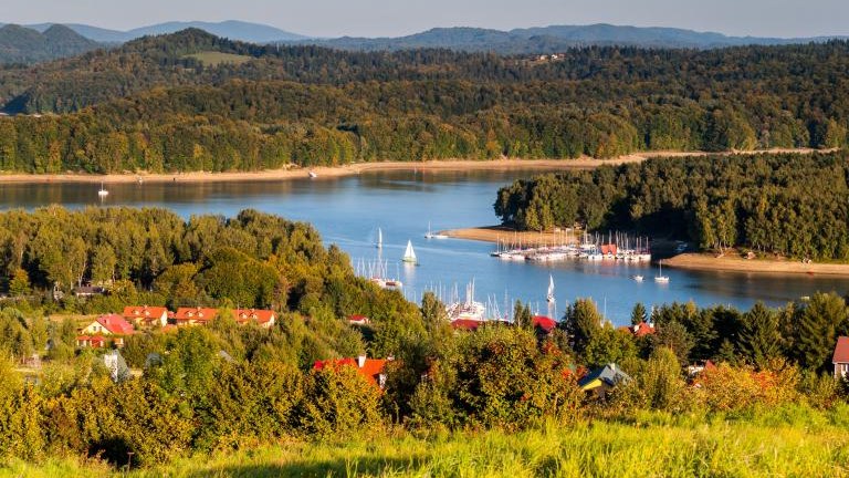 shutterstock_1982574152 Solińskie Lake seen from the viewpoint in Polańczyk. Polanczyk, Solina, Bieszczady Mountains.jpg