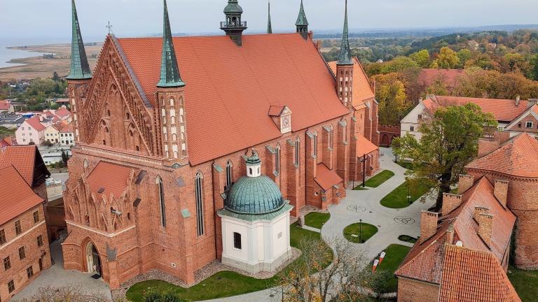 top view of Copernicus castle, red roofed houses and sea bay in Frombork, Poland shutterstock_2222229667.jpg