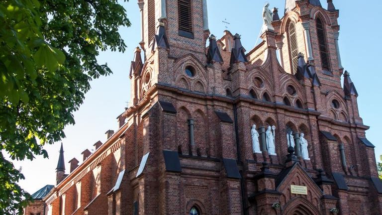 shutterstock_2162476215 Exterior view of the church, collegiate church of St. Peter and Paul in Ciechocinek in Poland.jpg